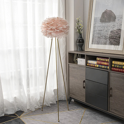 Decorazione di rosa della piuma della lampada di pavimento del treppiede del metallo della camera da letto E26 del salone