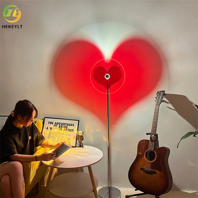 Il lato del letto rosso del cuore di amore ha condotto la lampada da tavolo per la decorazione romantica dell'atmosfera della camera da letto