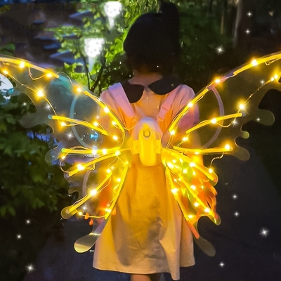 La farfalla leggiadramente elettrica traversa la luce volando dei regali di movimento e di incandescenza
