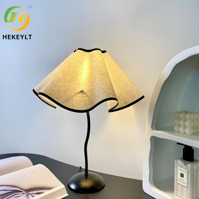 Moderna lampada da letto a LED Petal Umbrella Tipo S-Bar Metal Camera da letto Hotel Lampada da tavolo
